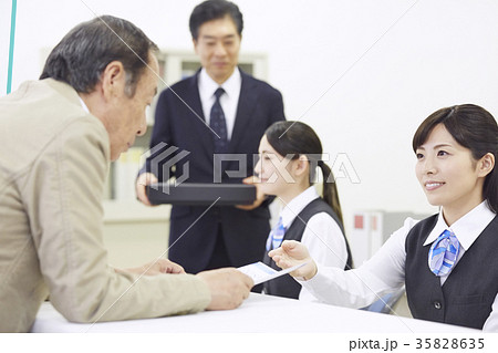 銀行窓口　働く人 35828635