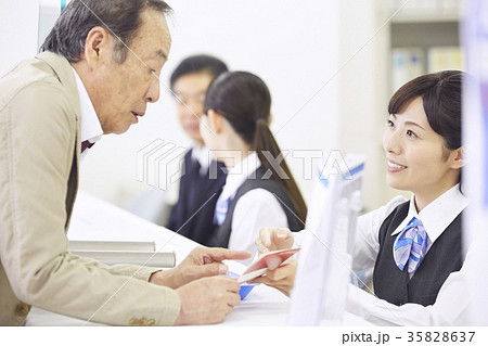 銀行窓口　働く人 35828637