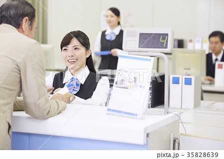 銀行窓口 働く人 銀行窓口 働く人 35828639