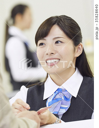 銀行窓口　働く人 35828640