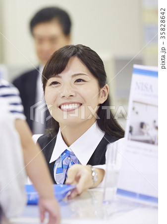 銀行窓口　働く人 35828642