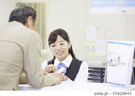 銀行窓口 働く人 銀行窓口 働く人 35828643