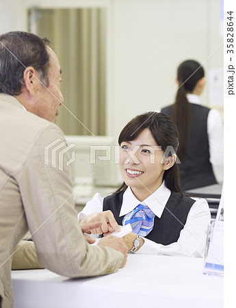 銀行窓口　働く人 35828644