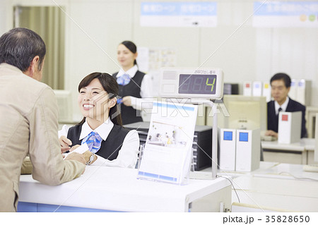 銀行窓口　働く人 35828650