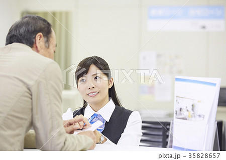 銀行窓口 働く人 銀行窓口 働く人 35828657