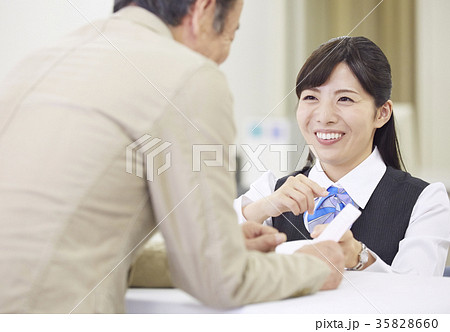 銀行窓口　働く人 35828660