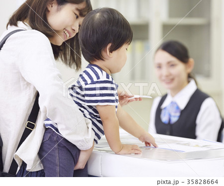 銀行窓口　お客様 35828664