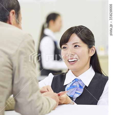 銀行窓口 働く人 銀行窓口 働く人 35828666