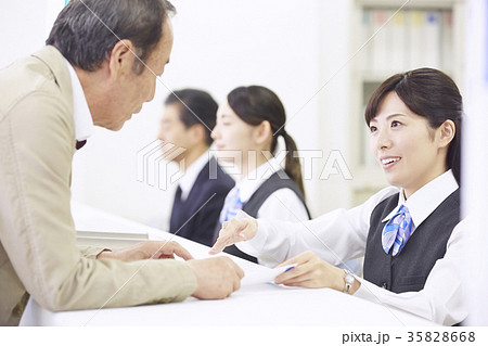 銀行窓口　働く人 35828668