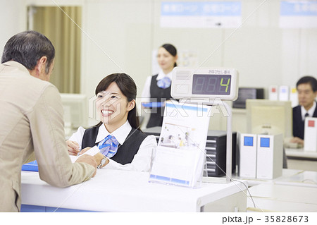 銀行窓口　働く人 35828673