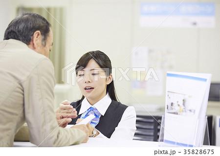 銀行窓口 働く人 銀行窓口 働く人 35828675