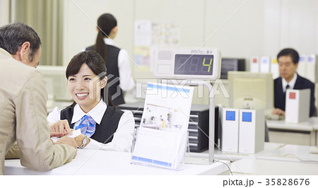 銀行窓口　働く人 35828676