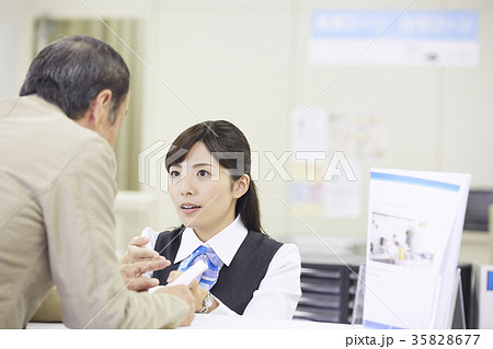 銀行窓口　働く人 35828677