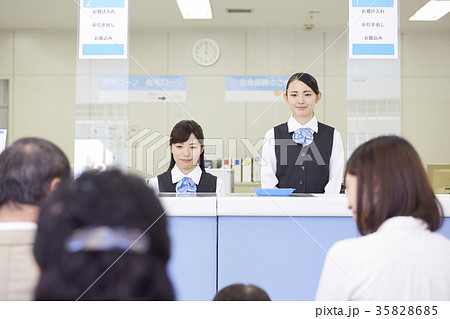 銀行窓口　働く人 35828685