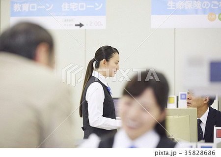 銀行　働く人 35828686