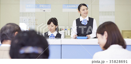 銀行窓口　働く人 35828691