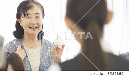 銀行窓口　お客様 35828694