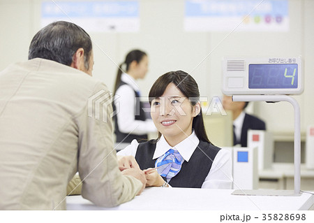銀行窓口 働く人 銀行窓口 働く人 35828698