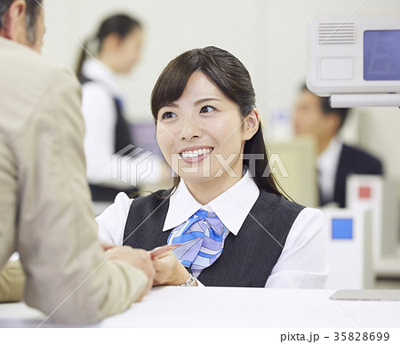 銀行窓口　働く人 35828699