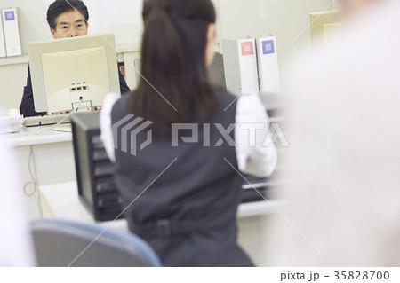 銀行　働く人 35828700