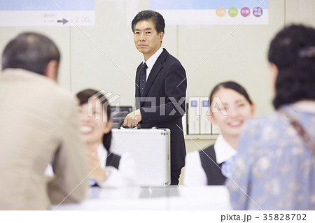 銀行　働く人 35828702