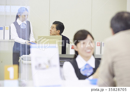 銀行　働く人 35828705