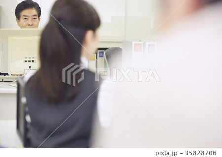 銀行　働く人 35828706