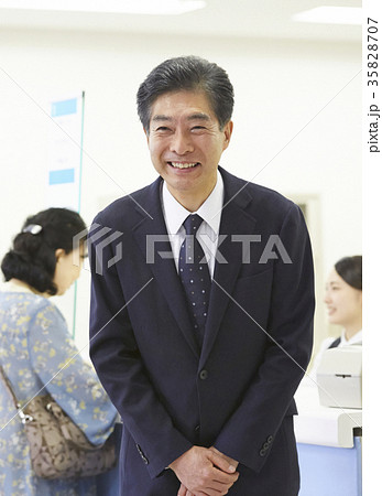 銀行　案内係 35828707