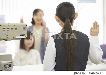 銀行窓口　働く人 35828713