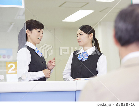 銀行窓口 働く人 銀行窓口 働く人 35828716