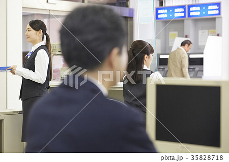 銀行　働く人 35828718
