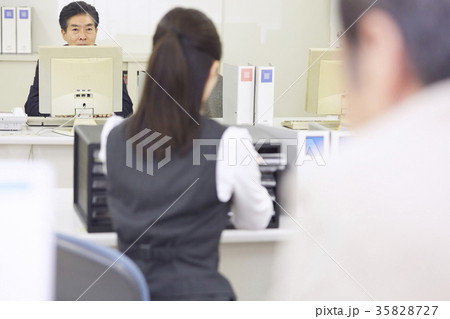 銀行窓口　働く人 35828727