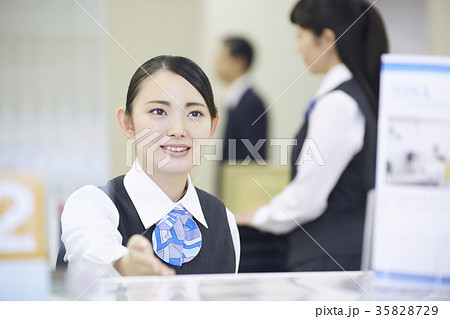 銀行窓口　働く人 35828729