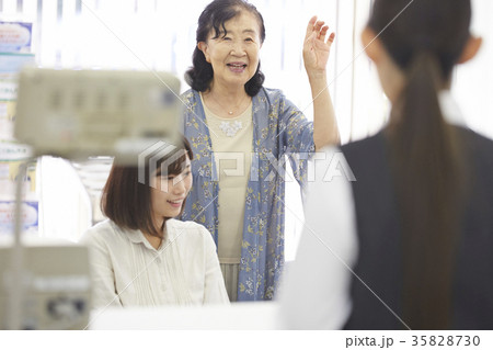 銀行窓口　お客様 35828730