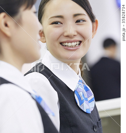 銀行窓口　働く人 35828734