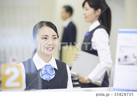 銀行窓口 働く人 銀行窓口 働く人 35828735