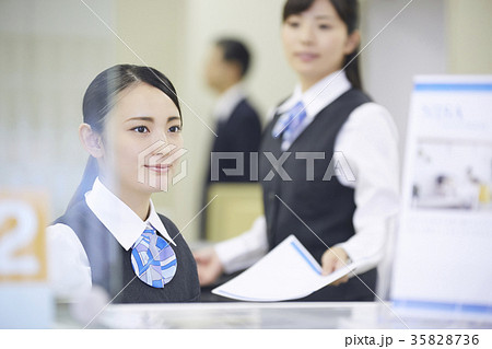 銀行窓口　働く人 35828736