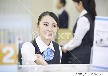 銀行窓口 働く人 銀行窓口 働く人 35828738