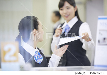 銀行窓口　働く人 35828739