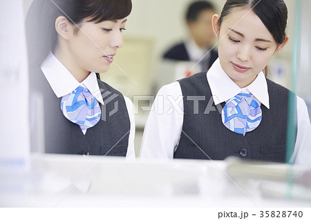 銀行窓口　働く人 35828740
