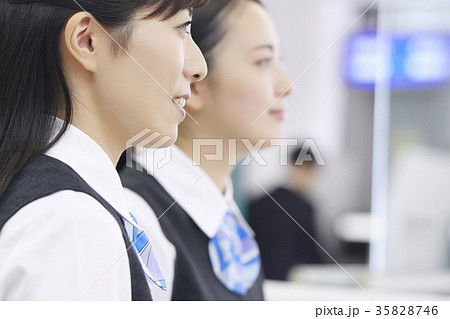 銀行窓口 働く人 銀行窓口 働く人 35828746