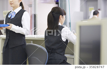 銀行窓口 働く人 銀行窓口 働く人 35828747