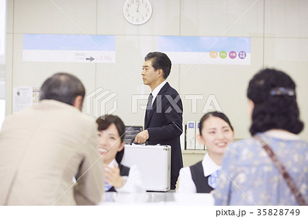 銀行　働く人 35828749