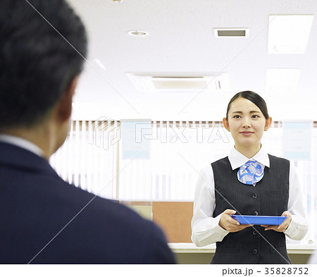 銀行　働く人 35828752