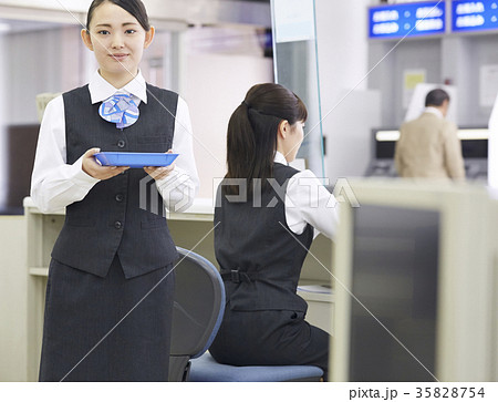 銀行　働く人 35828754