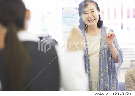 銀行窓口　お客様 35828755