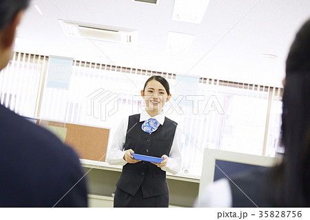 銀行　働く人 35828756