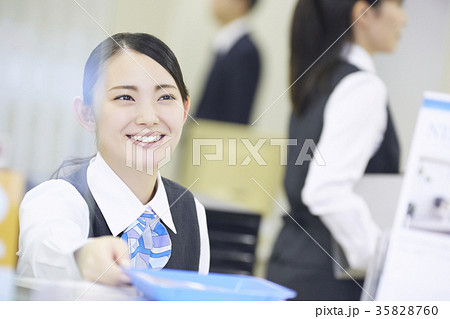銀行窓口　働く人 35828760