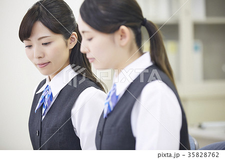 銀行窓口 働く人 銀行窓口 働く人 35828762