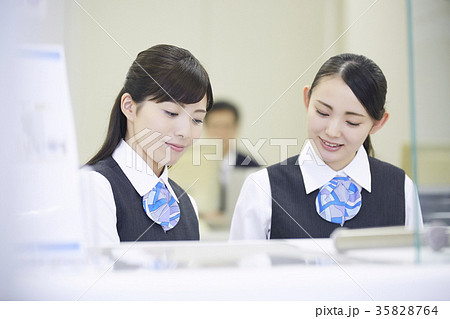 銀行窓口　働く人 35828764